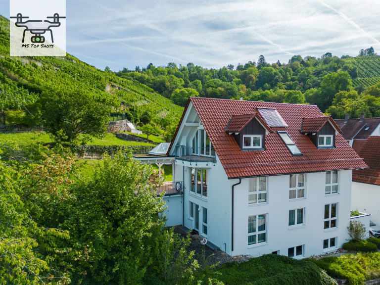 Einer Studie zufolge werden Immobilien, die mit Hilfe von Drohnenaufnahmen vermarktet werden, bis zu 68% schneller verkauft. Mit unseren hochwertigen Drohnenaufnahmen können Sie Ihre Wunsch-Immobilie aus vielfältigen Perspektiven begutachten und erhalten gleichzeitig einen Überblick über die unmittelbare Umgebung. Unsere Drohnenaufnahmen geben potenziellen Interessenten zusätzlich ein Gefühl von Sicherheit – wer klettert bei einer Besichtigung schon auf’s Dach oder möchte die Katze im Sack kaufen? Sie möchten die nächste Immobilie auf ungeahnten Höhen in Szene setzen? Dann schreiben Sie uns gerne an!